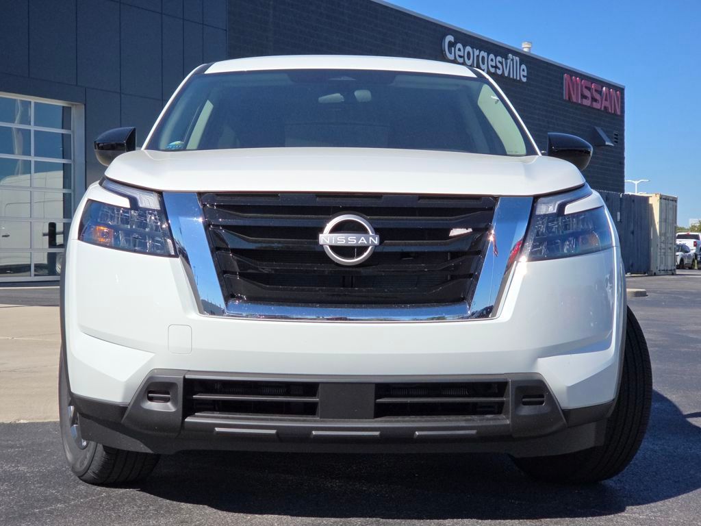 2025 Nissan Pathfinder S Image 2 of 31