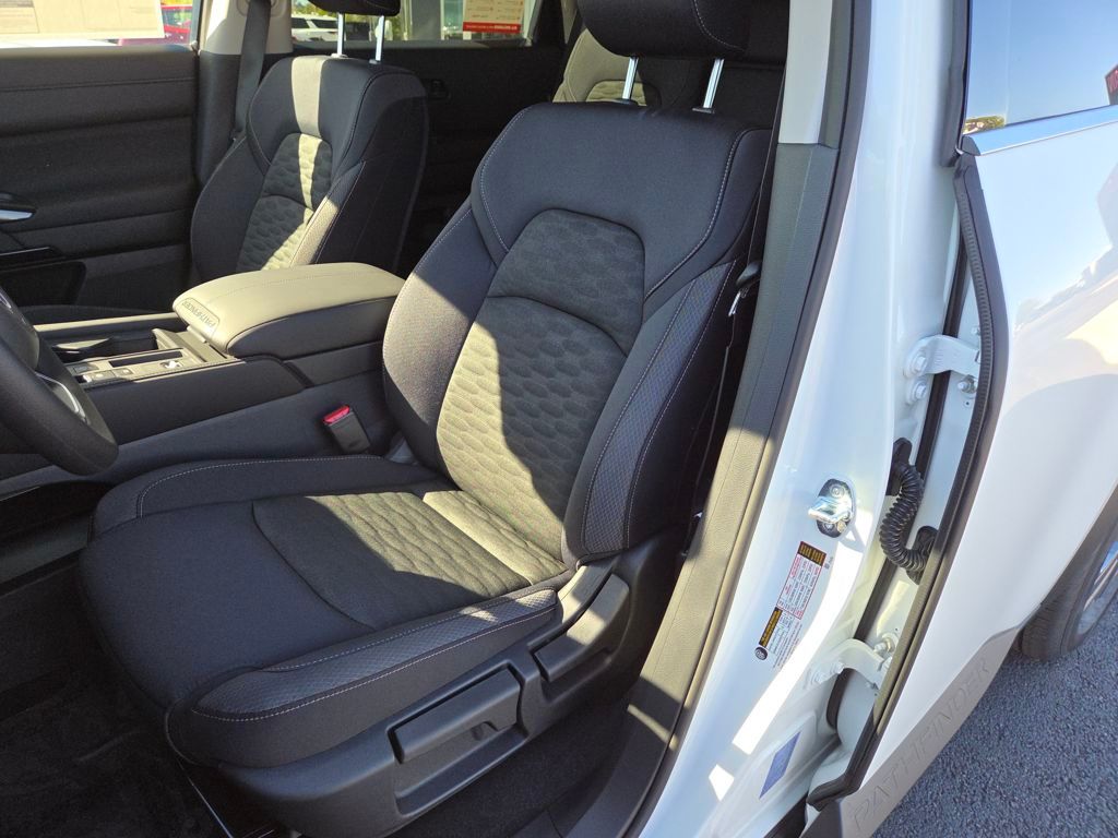 2025 Nissan Pathfinder S Image 12 of 31