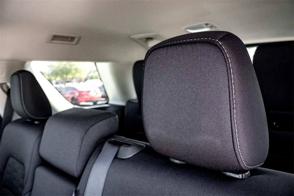 Vehicle image 21 of 25