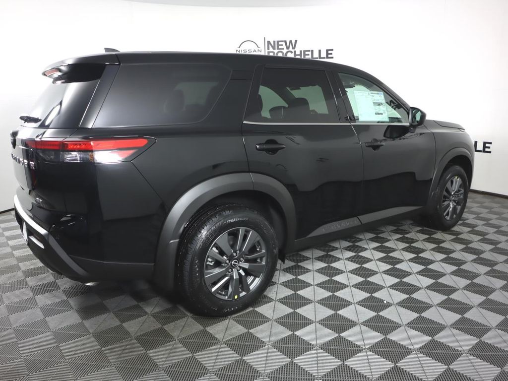 Vehicle image 8 of 32