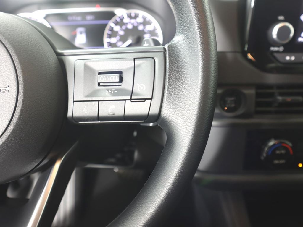 Vehicle image 17 of 32