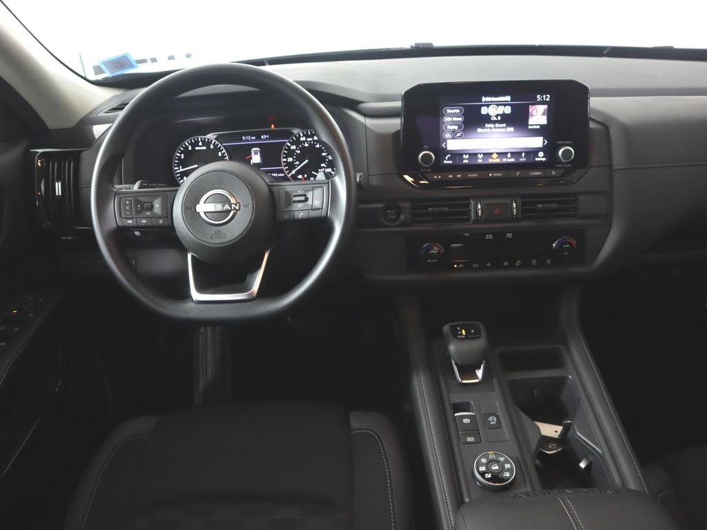 Vehicle image 24 of 32