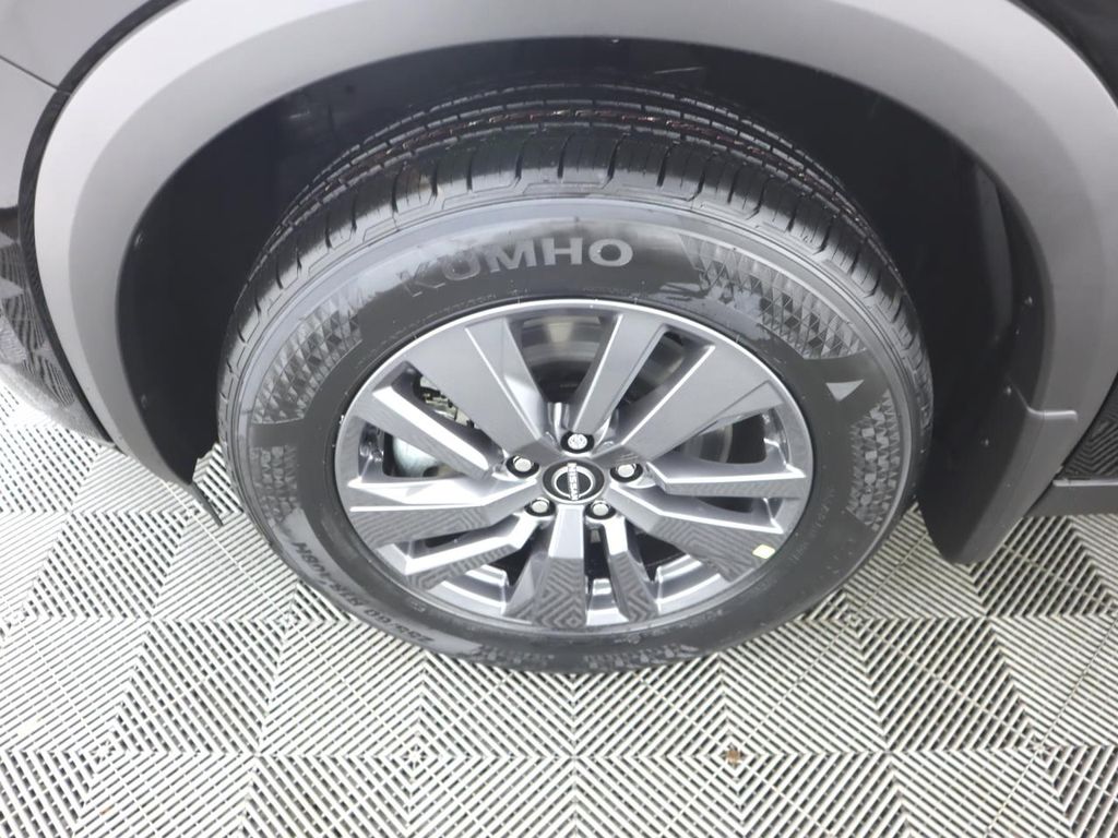 Vehicle image 11 of 32