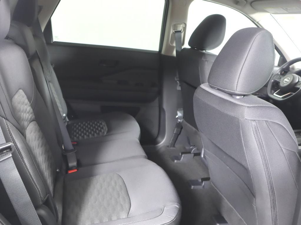 Vehicle image 28 of 32