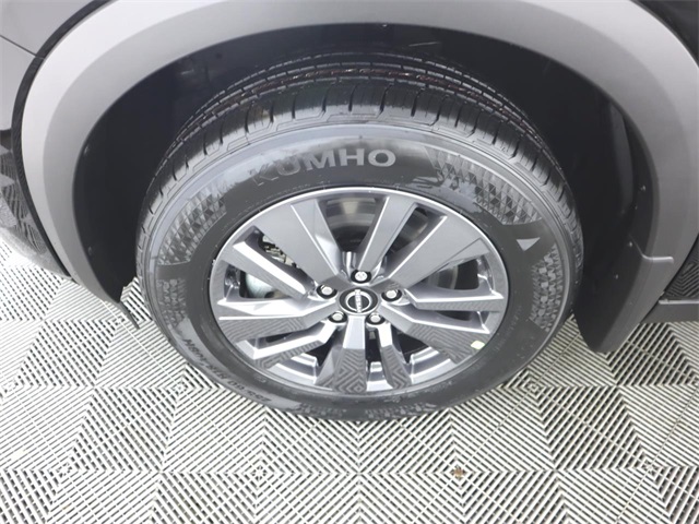 Vehicle image 11 of 32