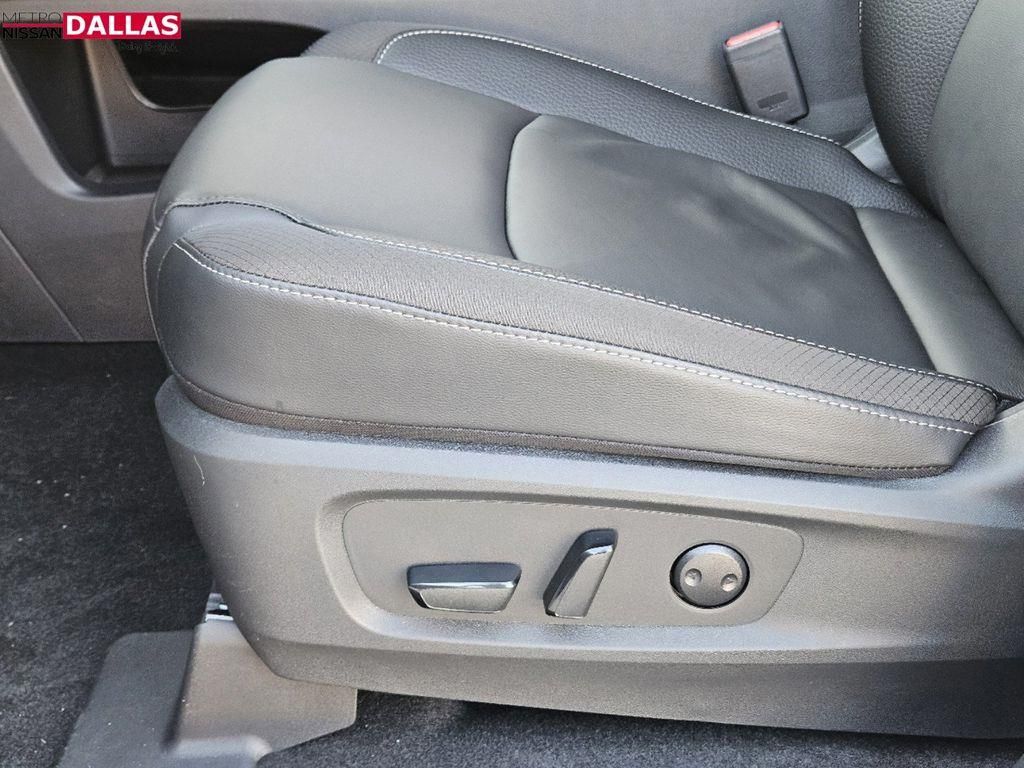 Vehicle image 23 of 25