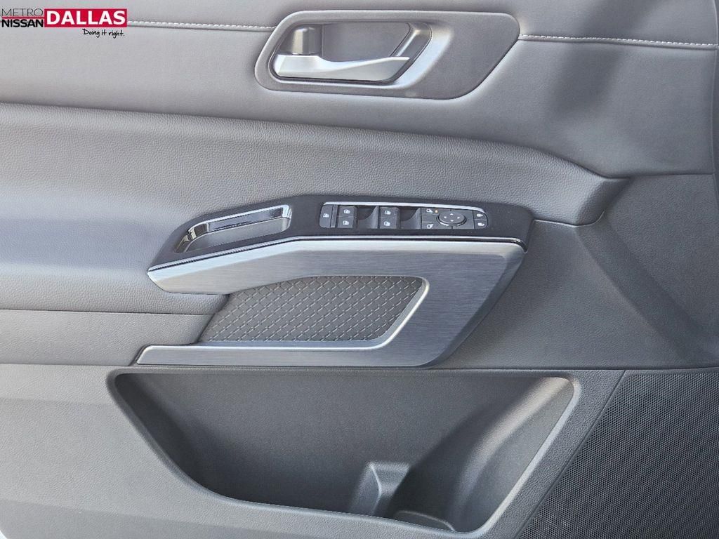 Vehicle image 19 of 24