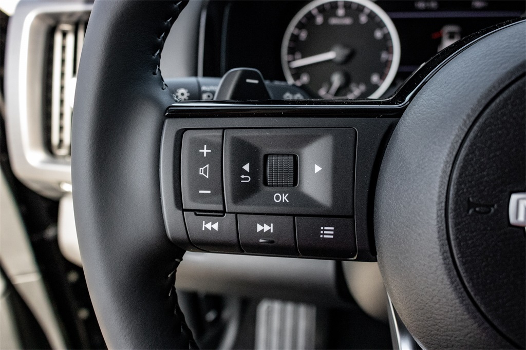 Vehicle image 13 of 25
