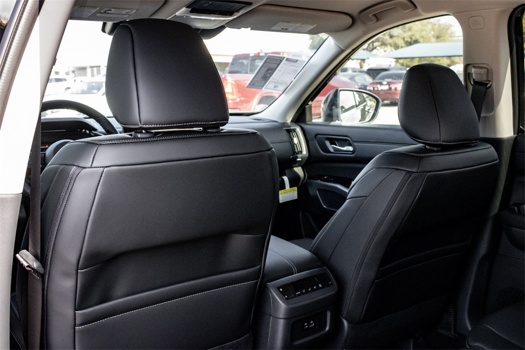 Vehicle image 19 of 25