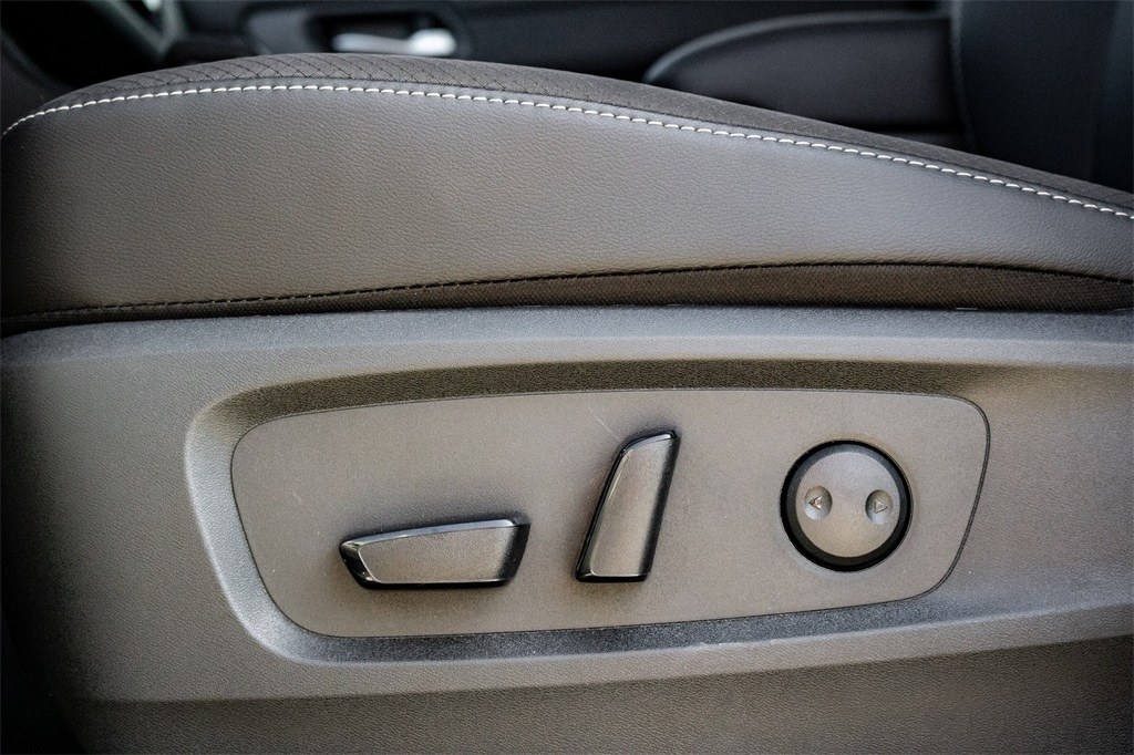 Vehicle image 8 of 25