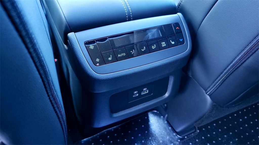 Vehicle image 25 of 35