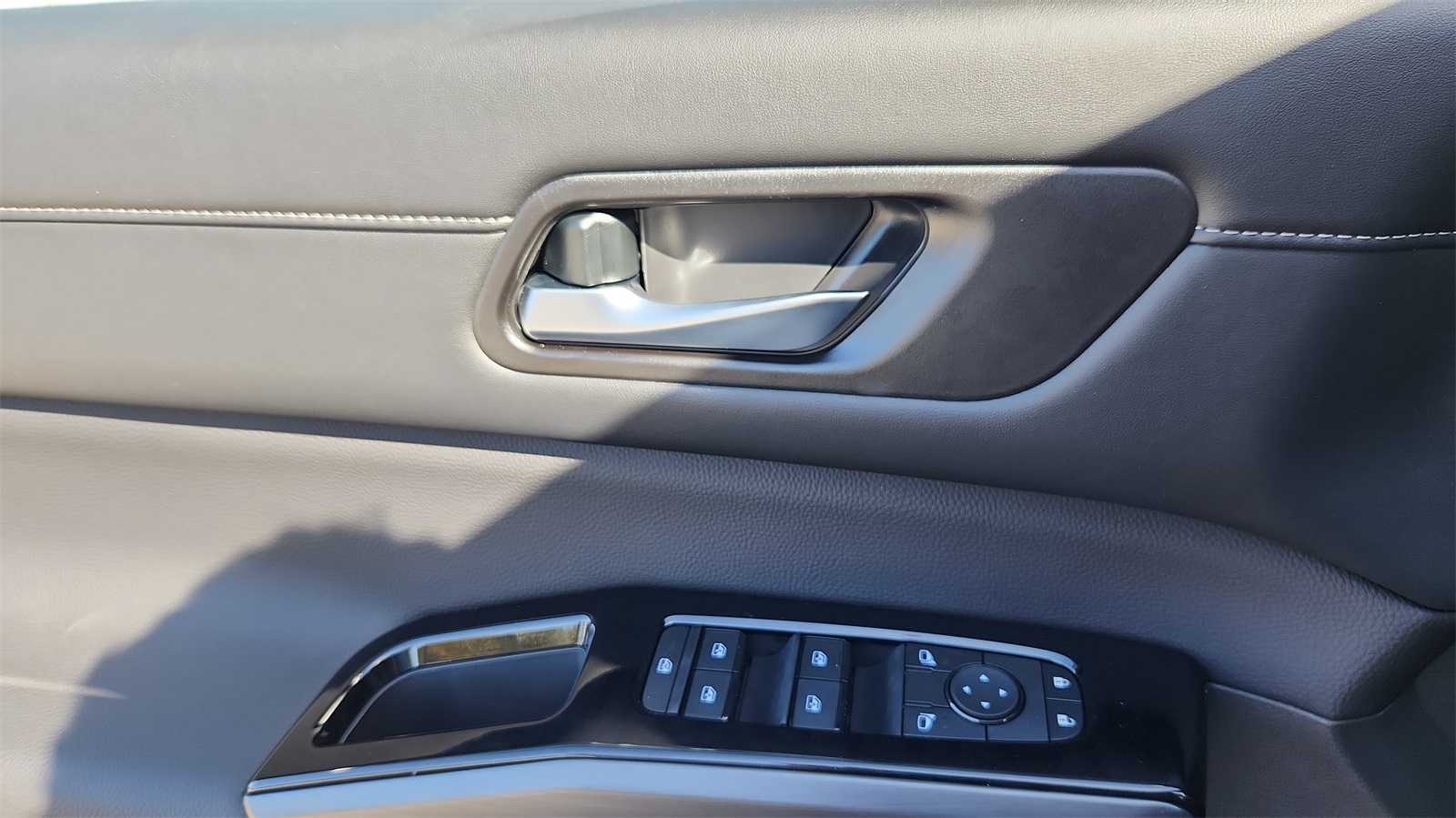 Vehicle image 18 of 32