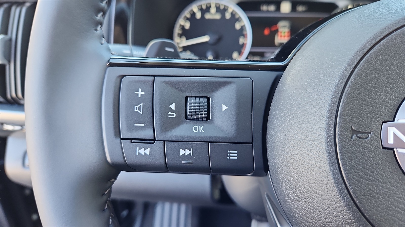 Vehicle image 28 of 32