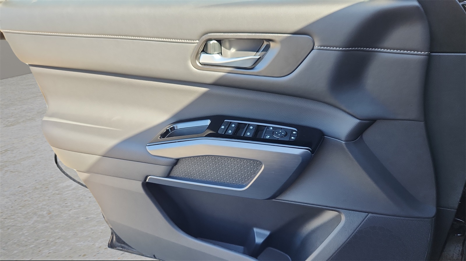 Vehicle image 19 of 32