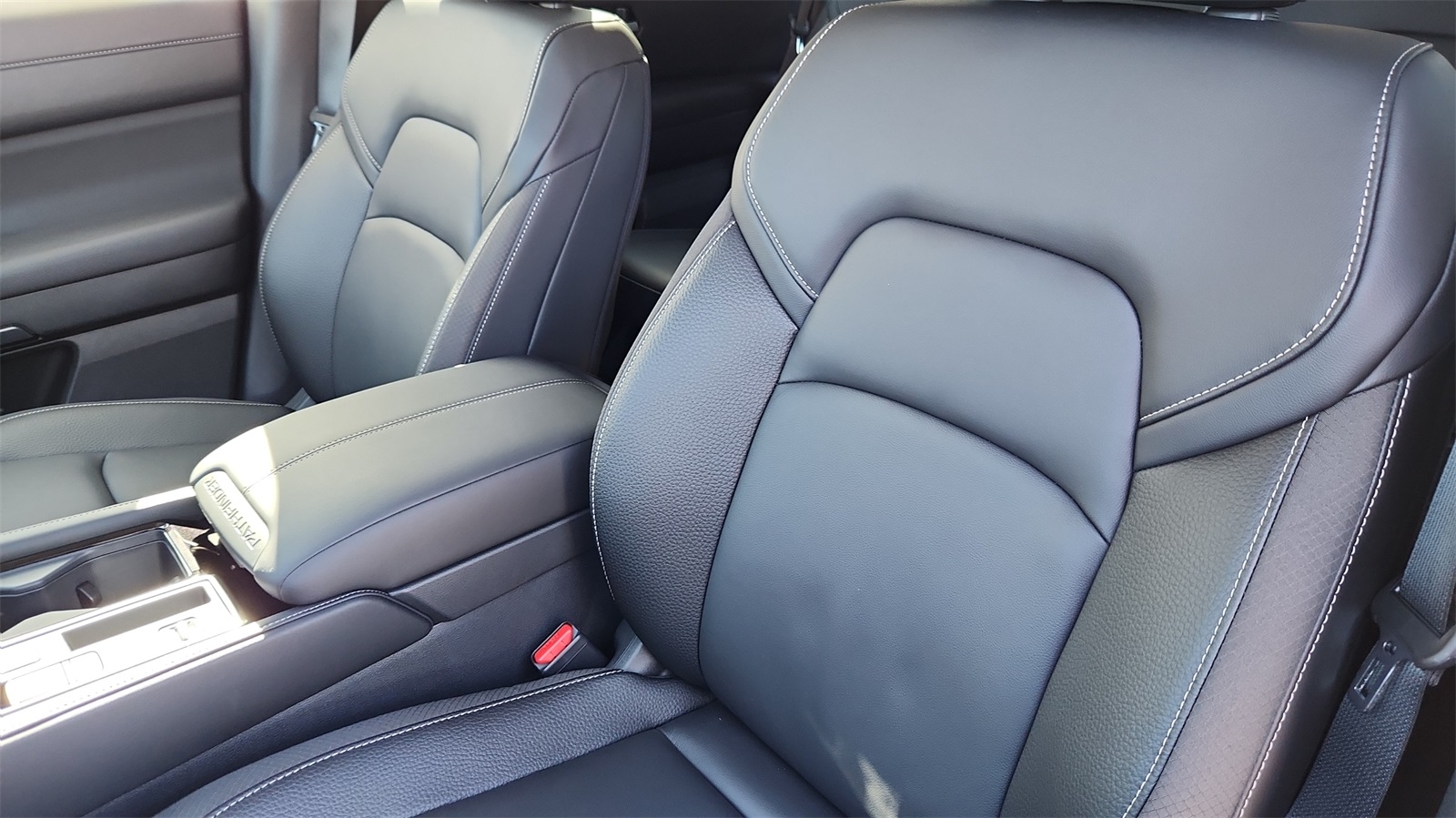 Vehicle image 10 of 32