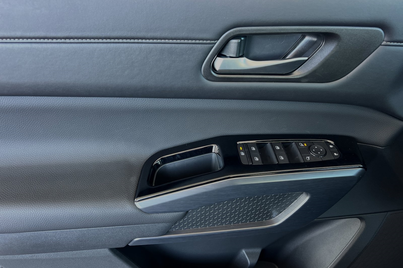 Vehicle image 11 of 25