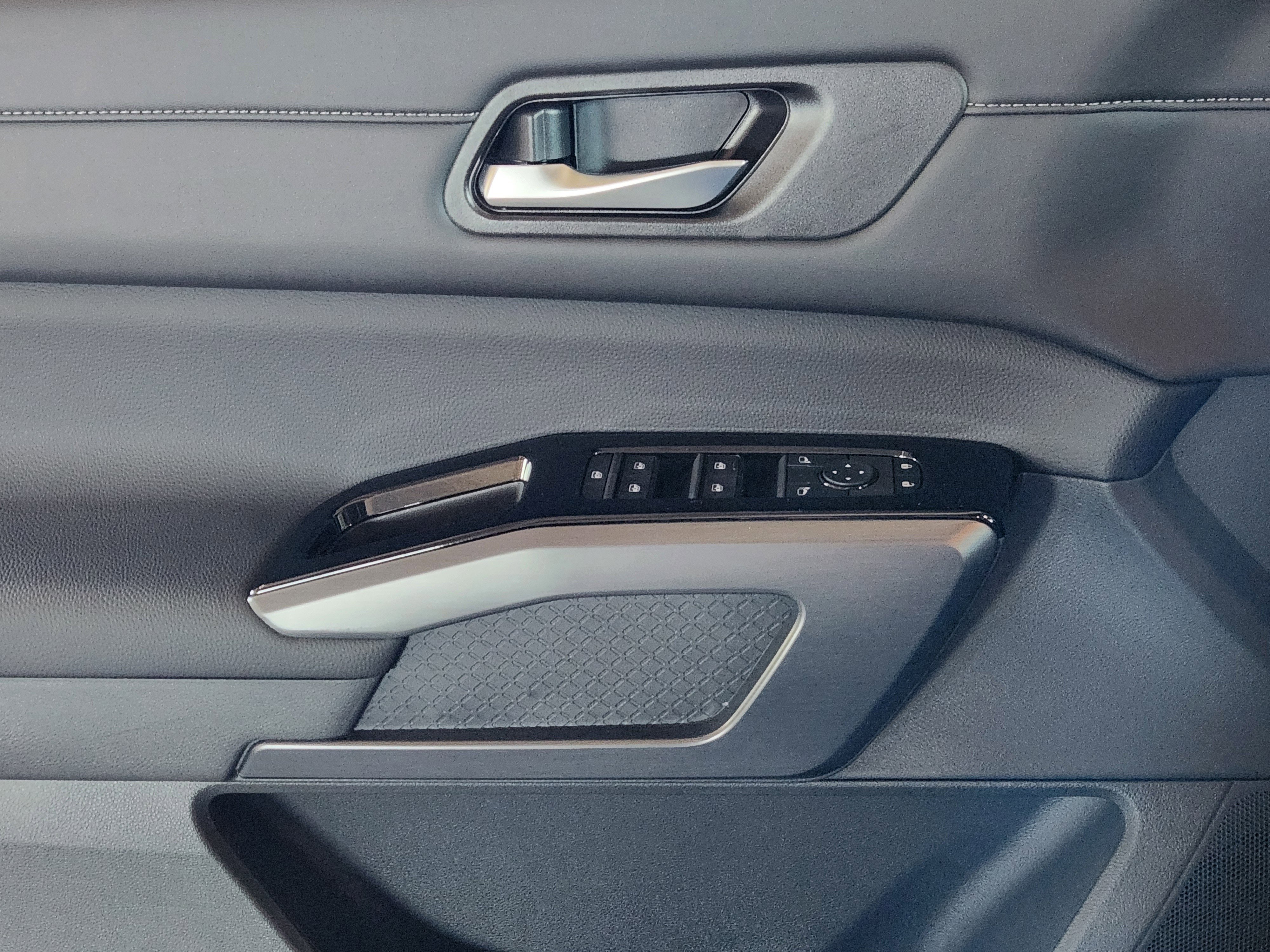 Vehicle image 16 of 24
