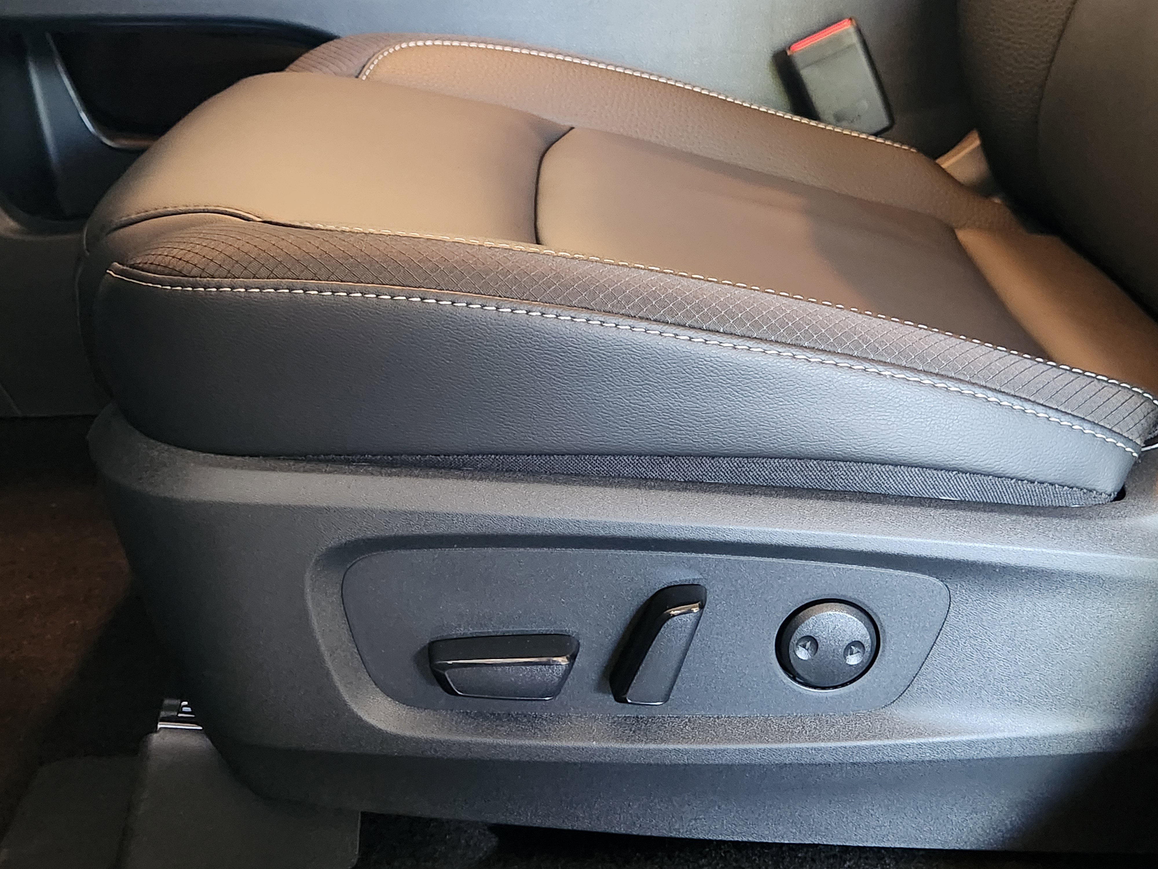 Vehicle image 17 of 24