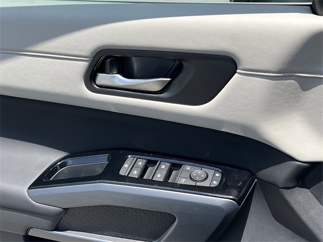 Vehicle image 20 of 33