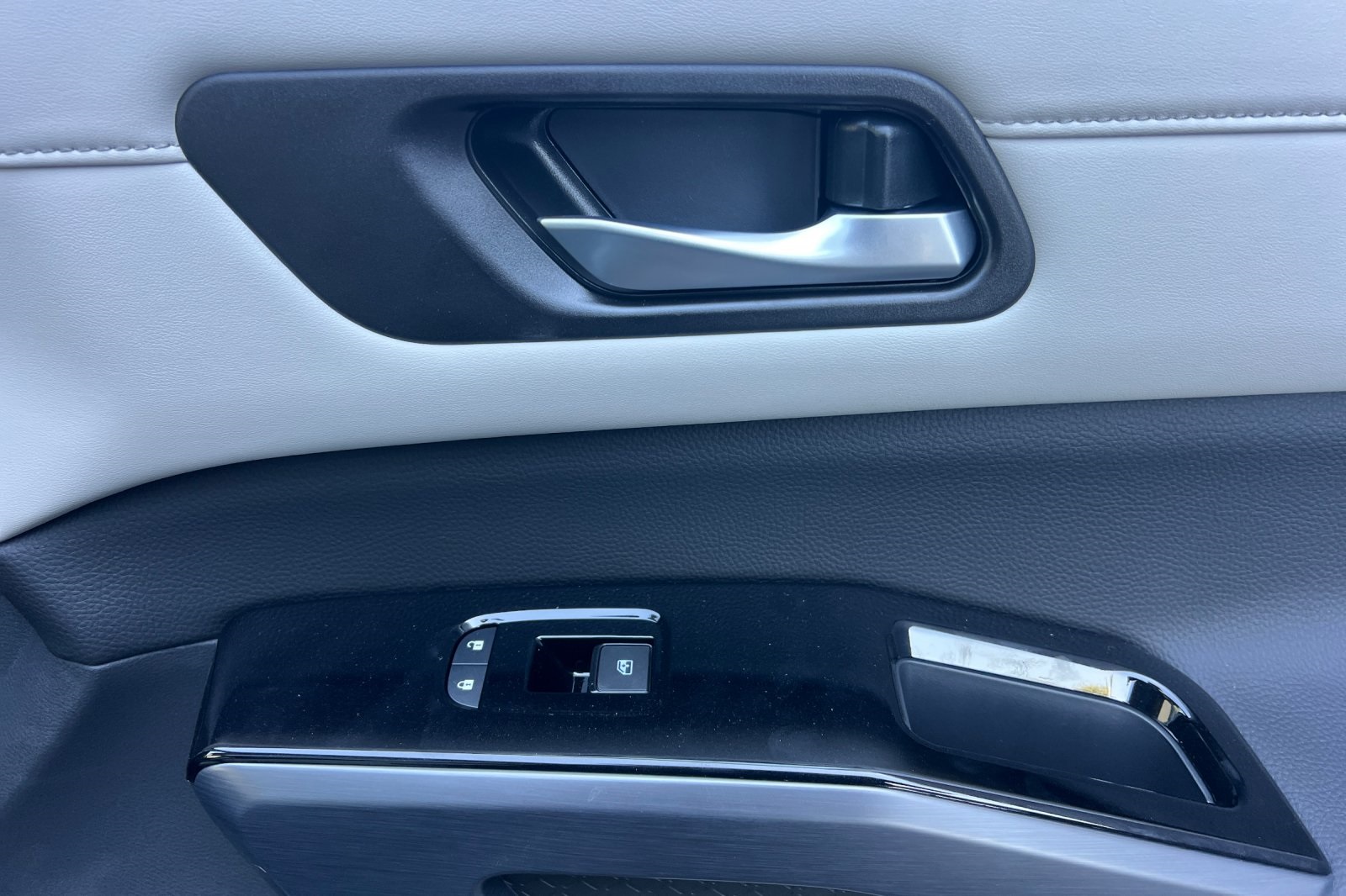 Vehicle image 33 of 37