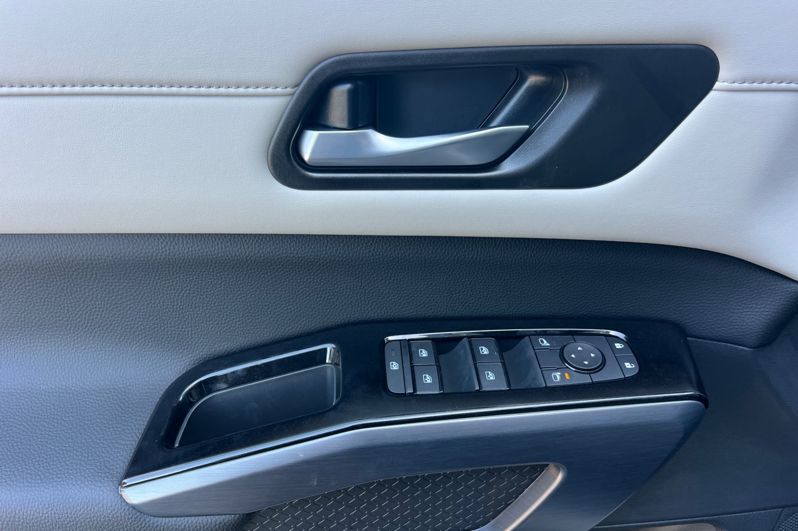 Vehicle image 23 of 37