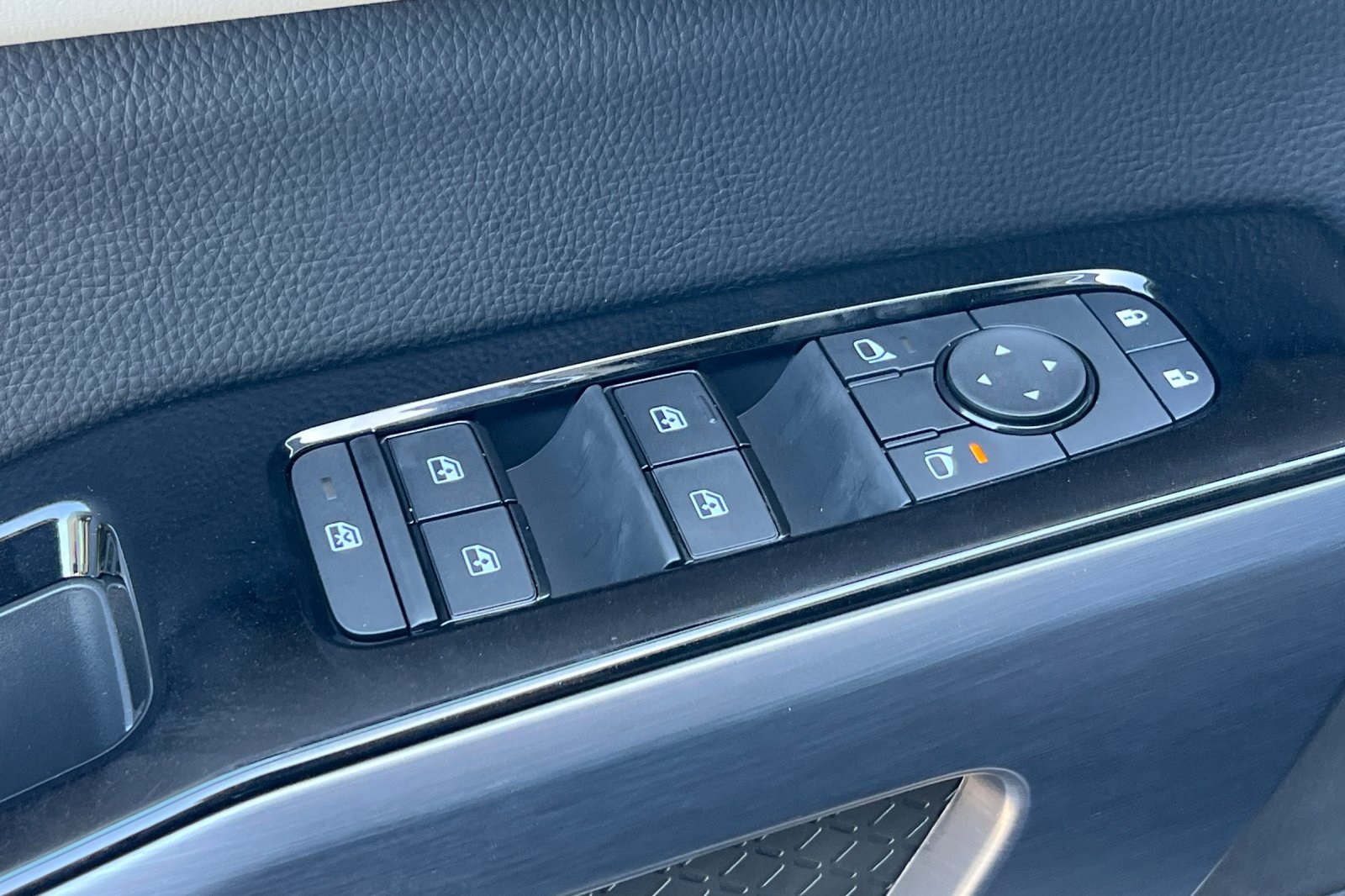Vehicle image 25 of 37