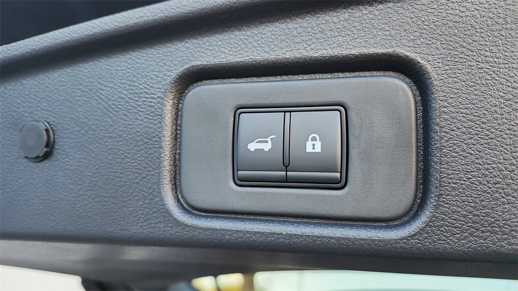 Vehicle image 21 of 35