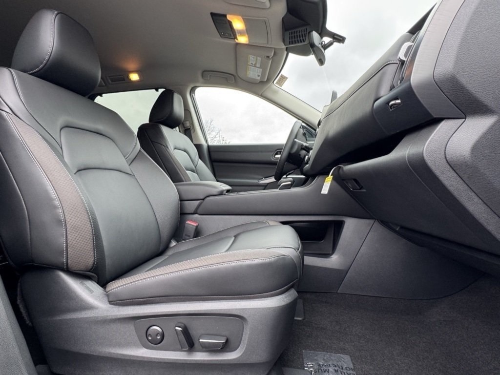 Vehicle image 12 of 25
