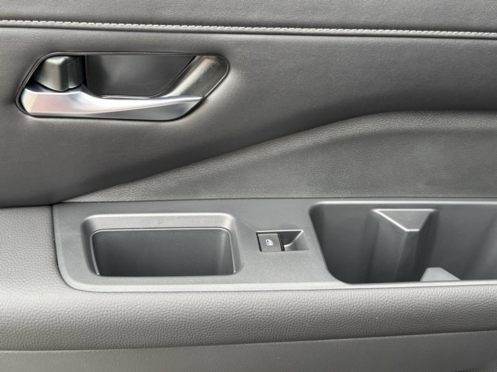 Vehicle image 22 of 25