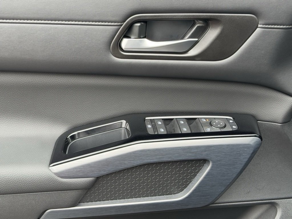Vehicle image 21 of 25