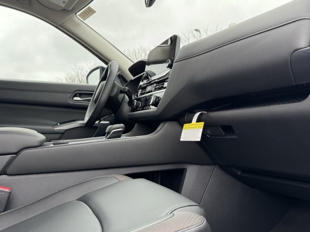 Vehicle image 14 of 25