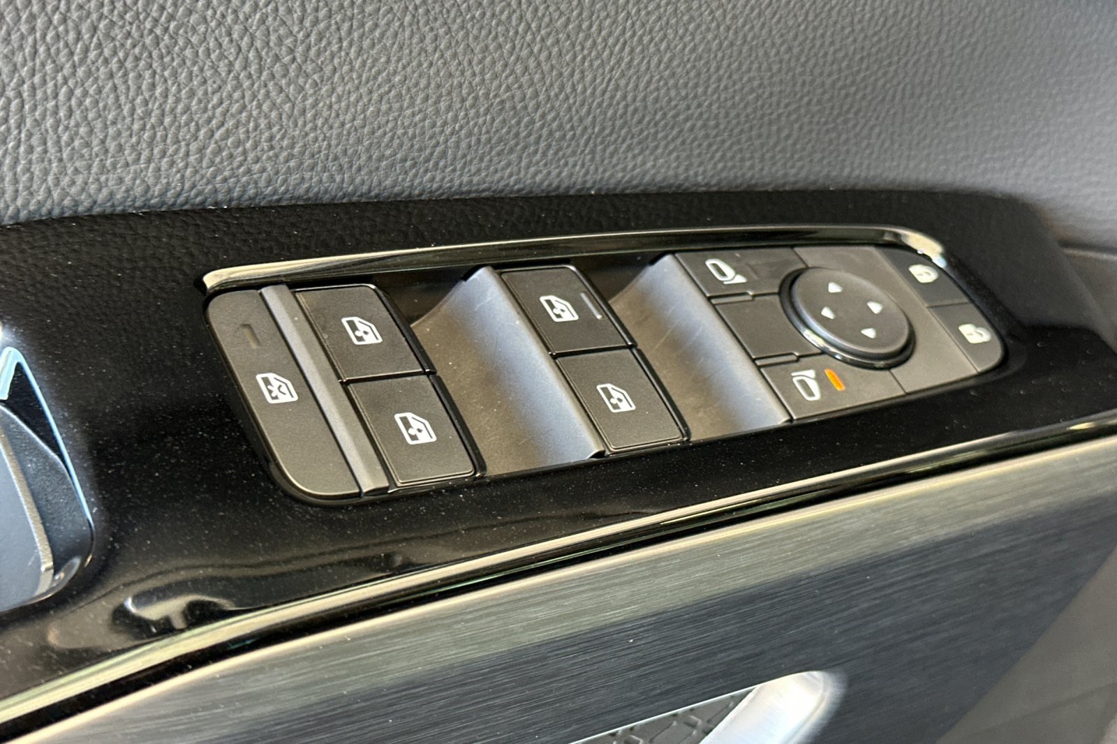Vehicle image 27 of 37