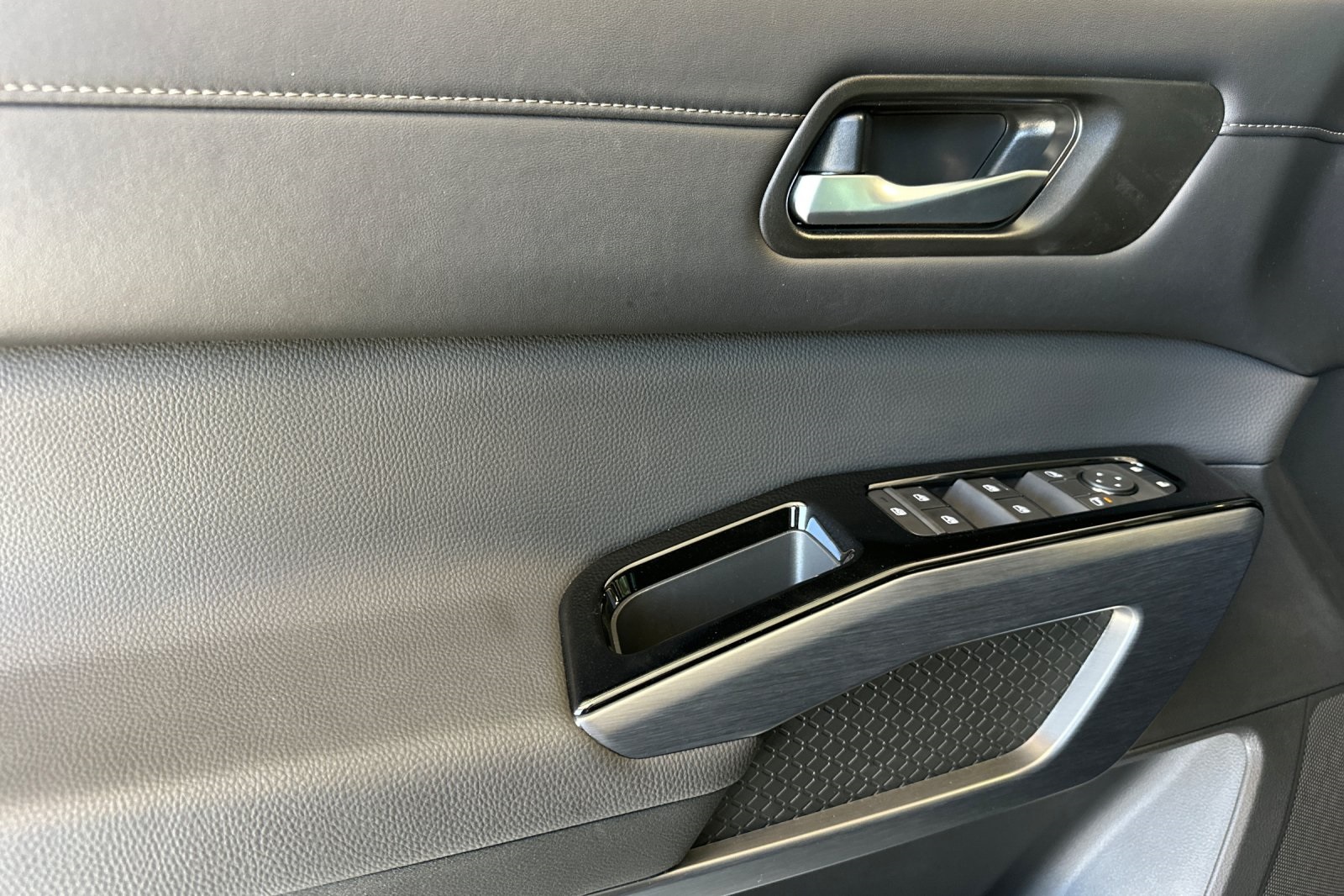 Vehicle image 25 of 37