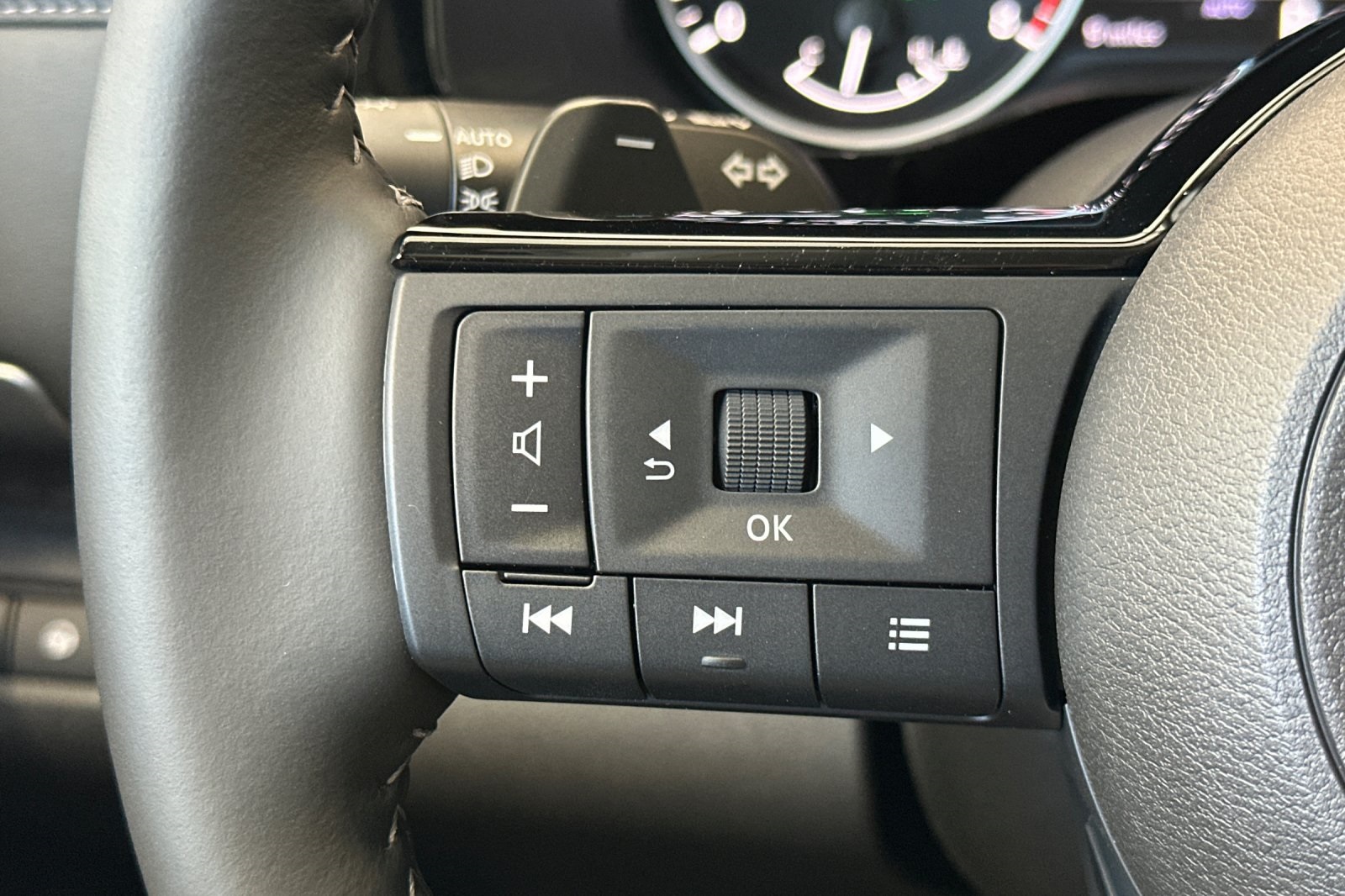 Vehicle image 35 of 37