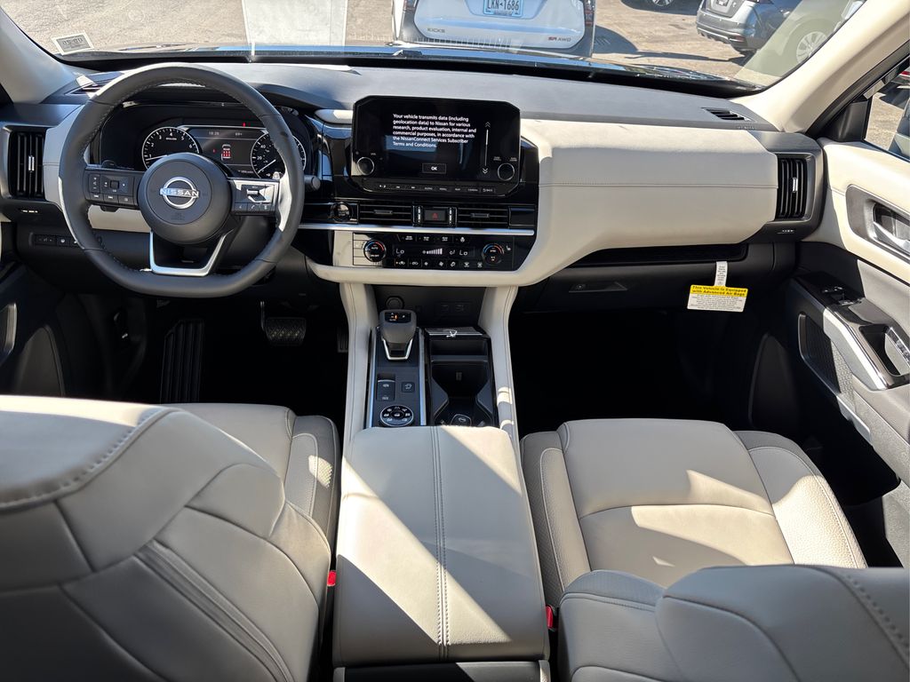 2025 Nissan Pathfinder SL Image 16 of 42