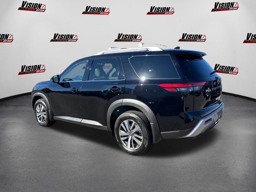 2025 Nissan Pathfinder SL Image 7 of 42