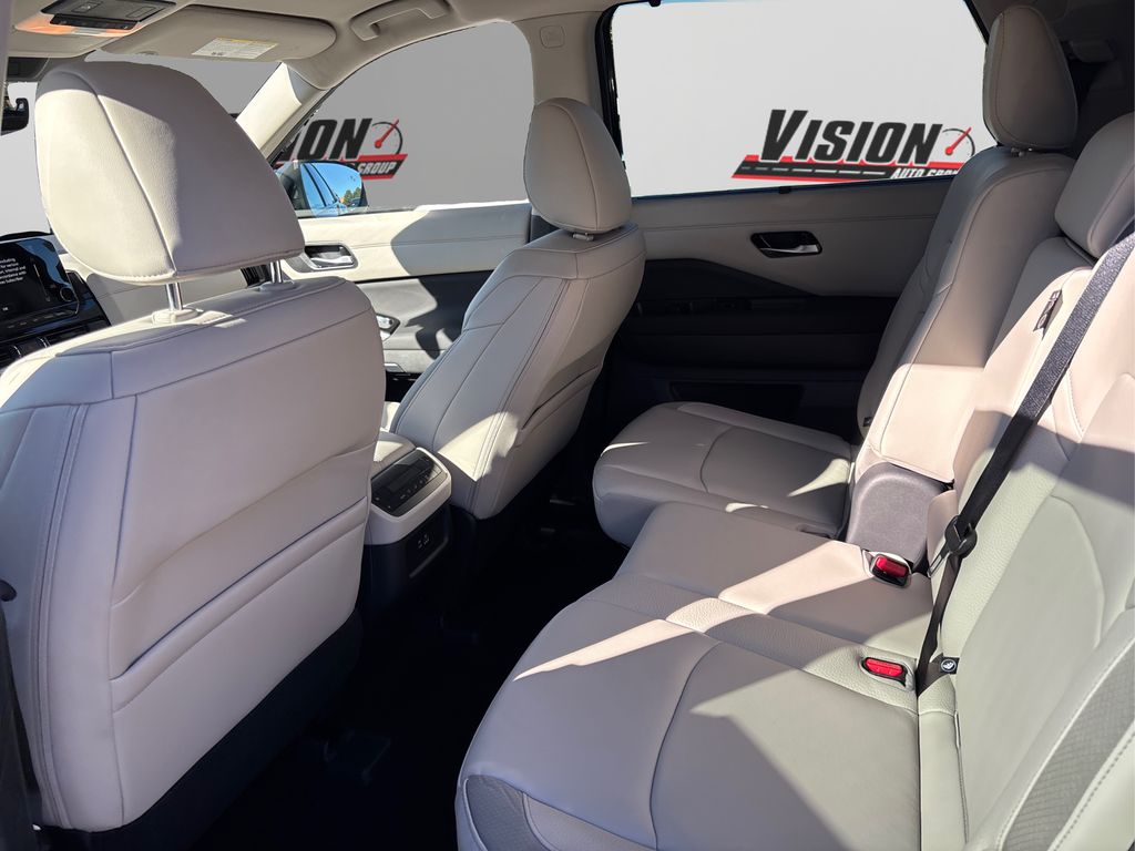 2025 Nissan Pathfinder SL Image 12 of 42