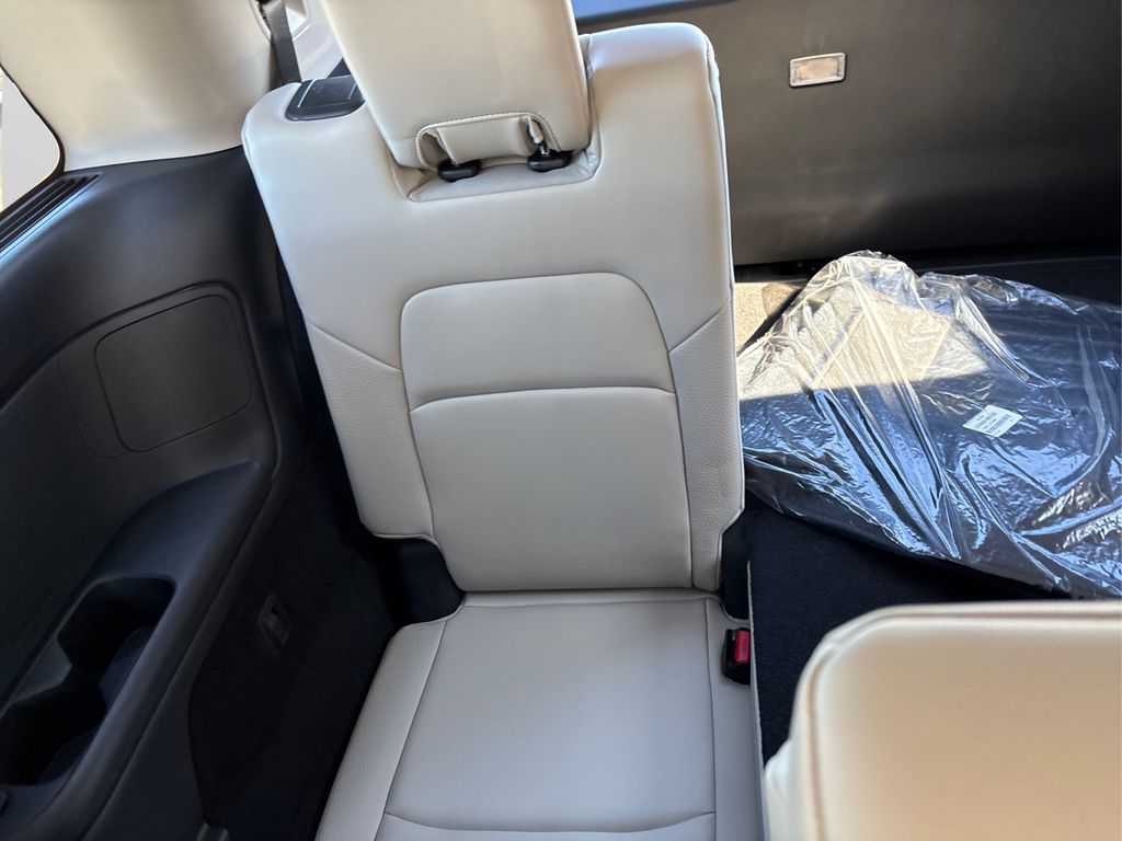 2025 Nissan Pathfinder SL Image 14 of 42