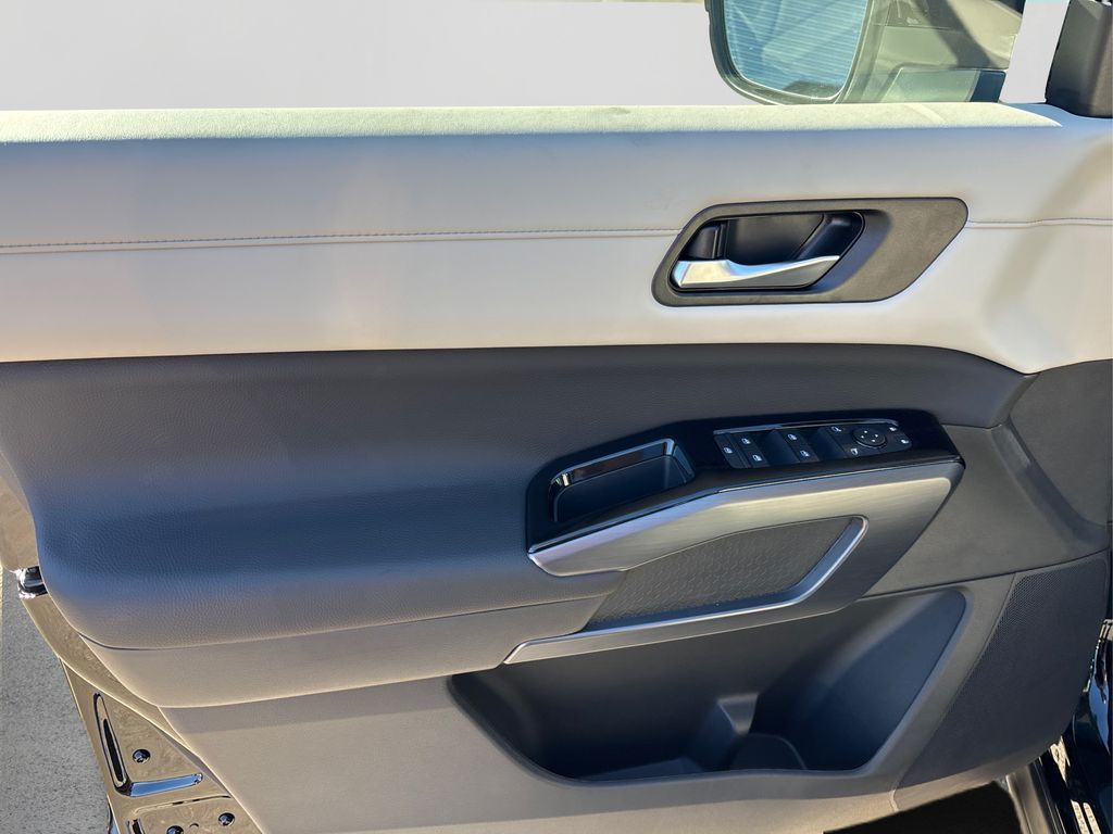 2025 Nissan Pathfinder SL Image 26 of 42