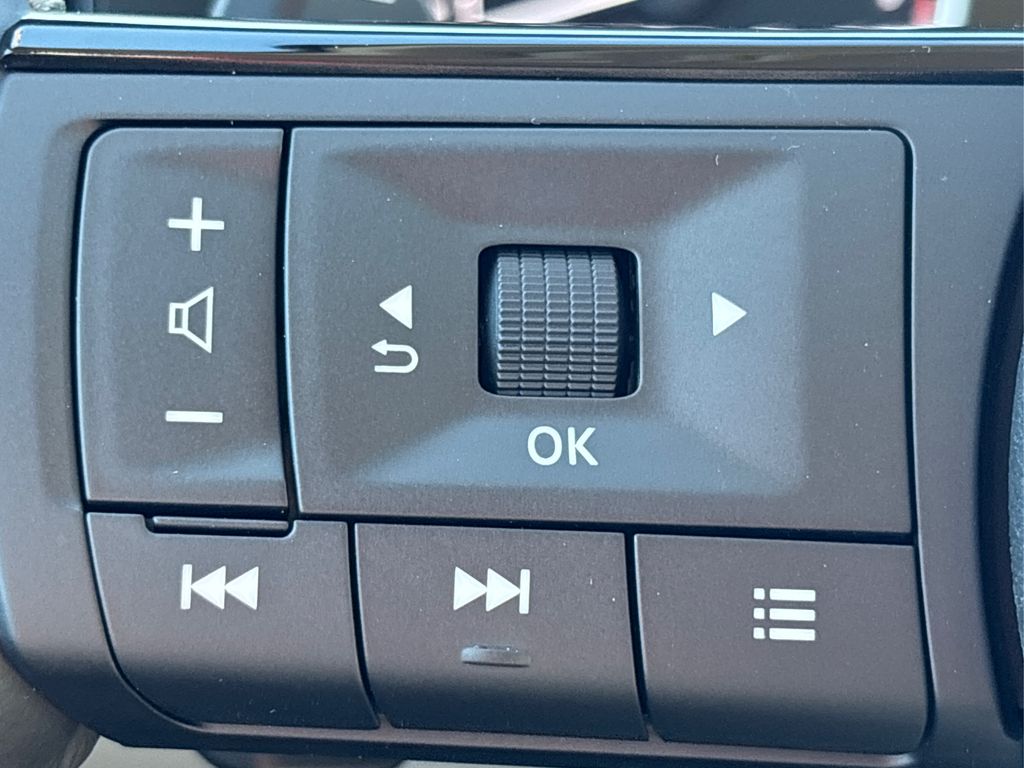 2025 Nissan Pathfinder SL Image 27 of 42