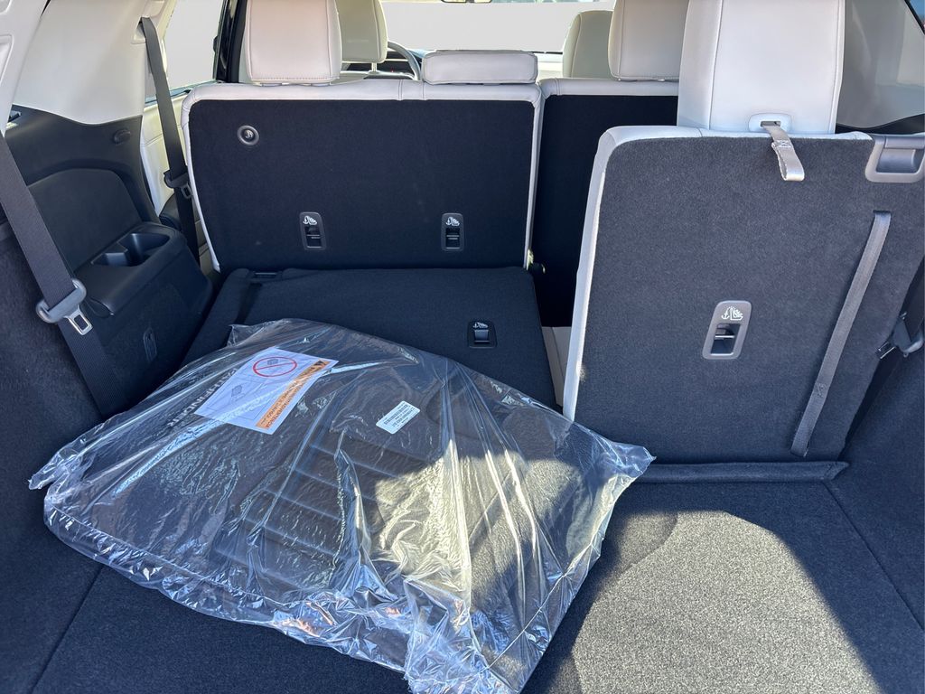 2025 Nissan Pathfinder SL Image 11 of 42