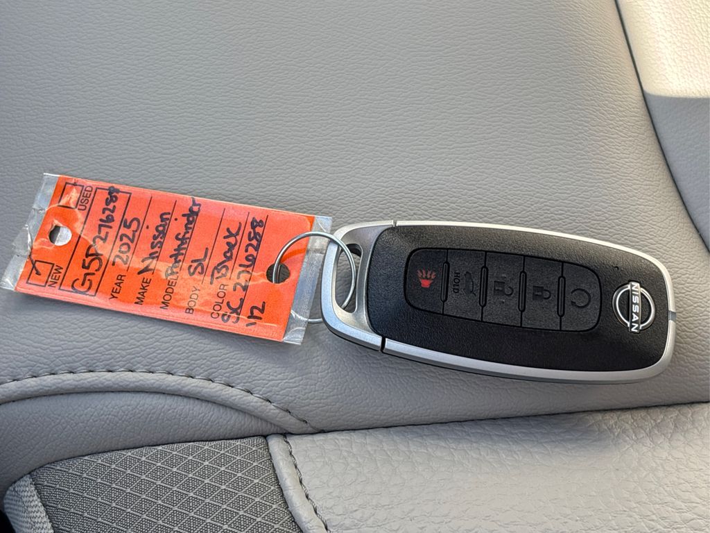 2025 Nissan Pathfinder SL Image 31 of 42