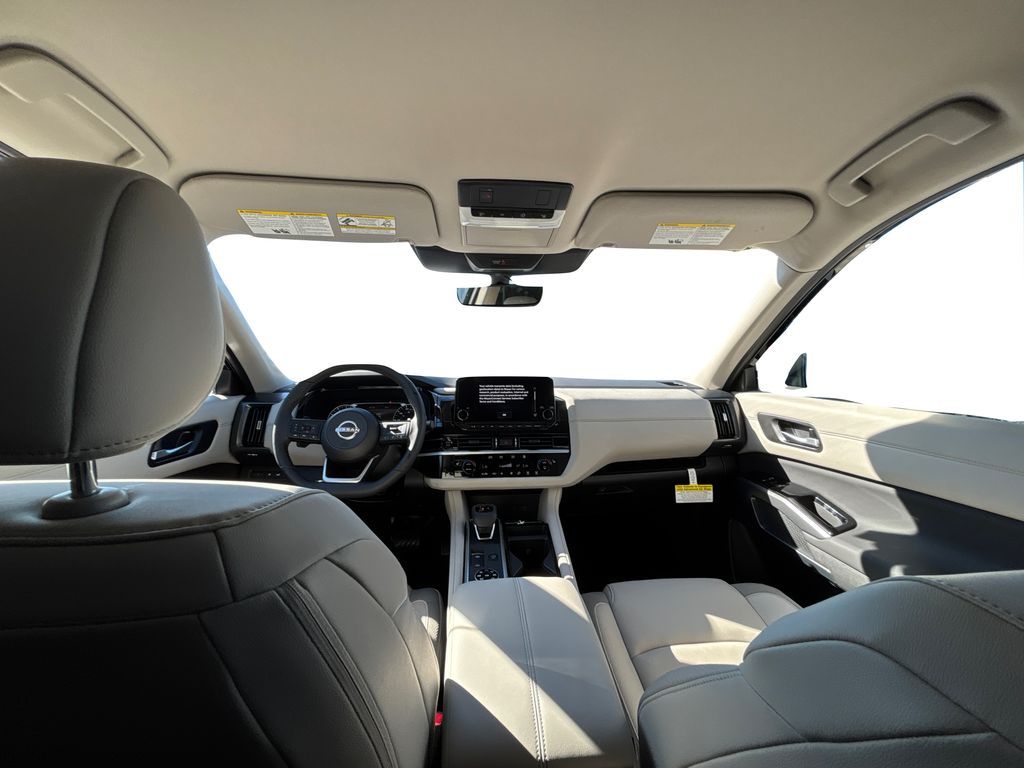 2025 Nissan Pathfinder SL Image 17 of 42
