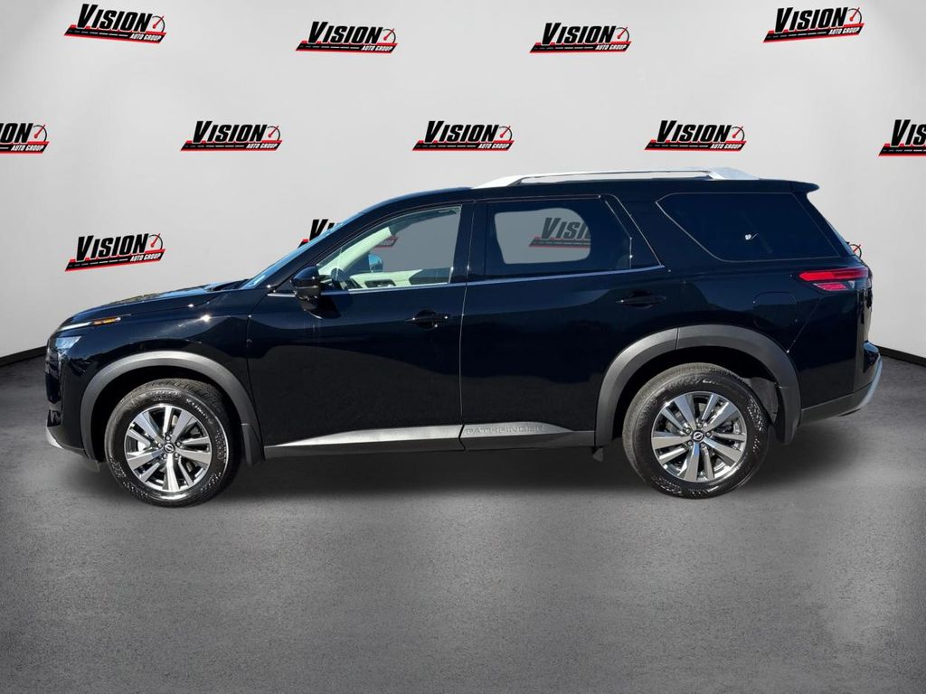 2025 Nissan Pathfinder SL Image 8 of 42