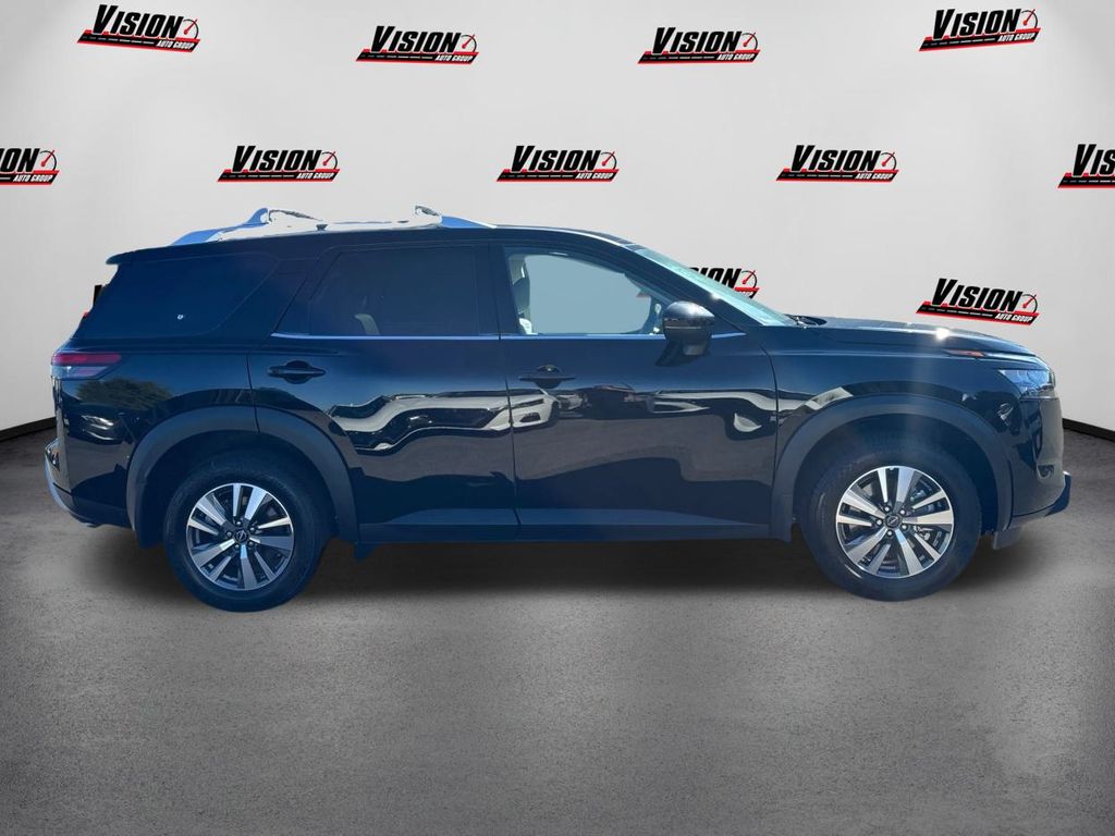 2025 Nissan Pathfinder SL Image 4 of 42