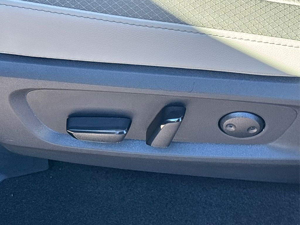 2025 Nissan Pathfinder SL Image 30 of 42