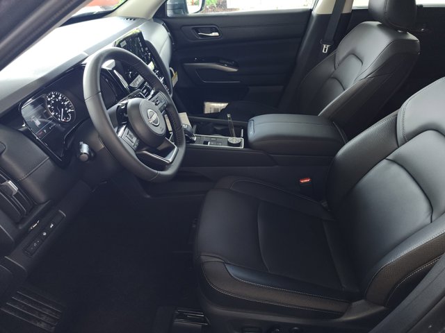 Vehicle image 16 of 26