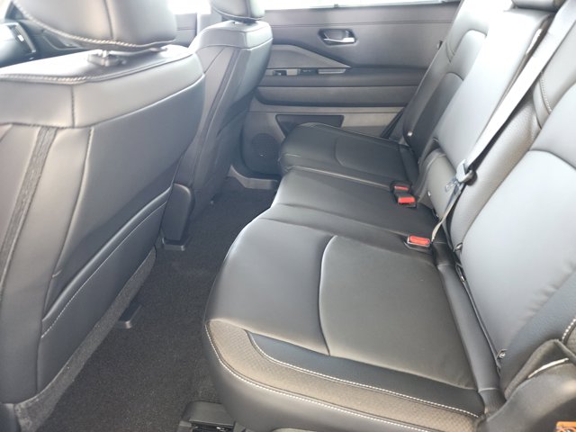 Vehicle image 17 of 26