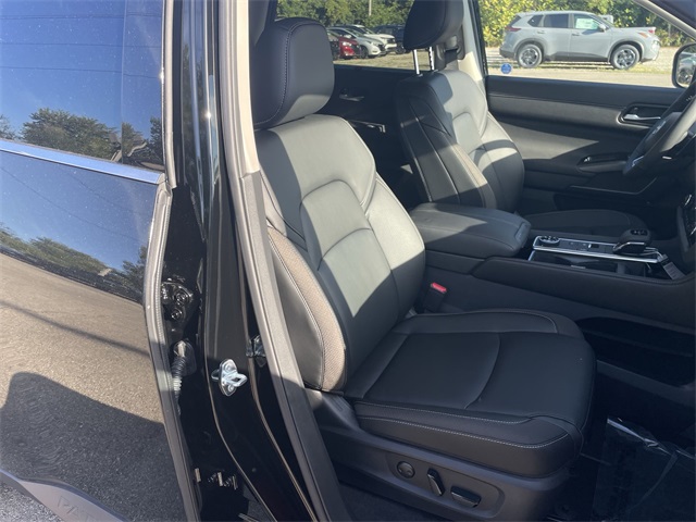 2025 Nissan Pathfinder SL Image 18 of 34