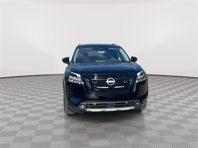 2025 Nissan Pathfinder SL Image 2 of 34